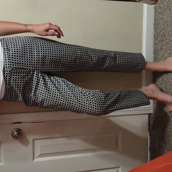 Madison Black and White Geometric Print Cropped Pants Size 10 - Picture 1 of 6